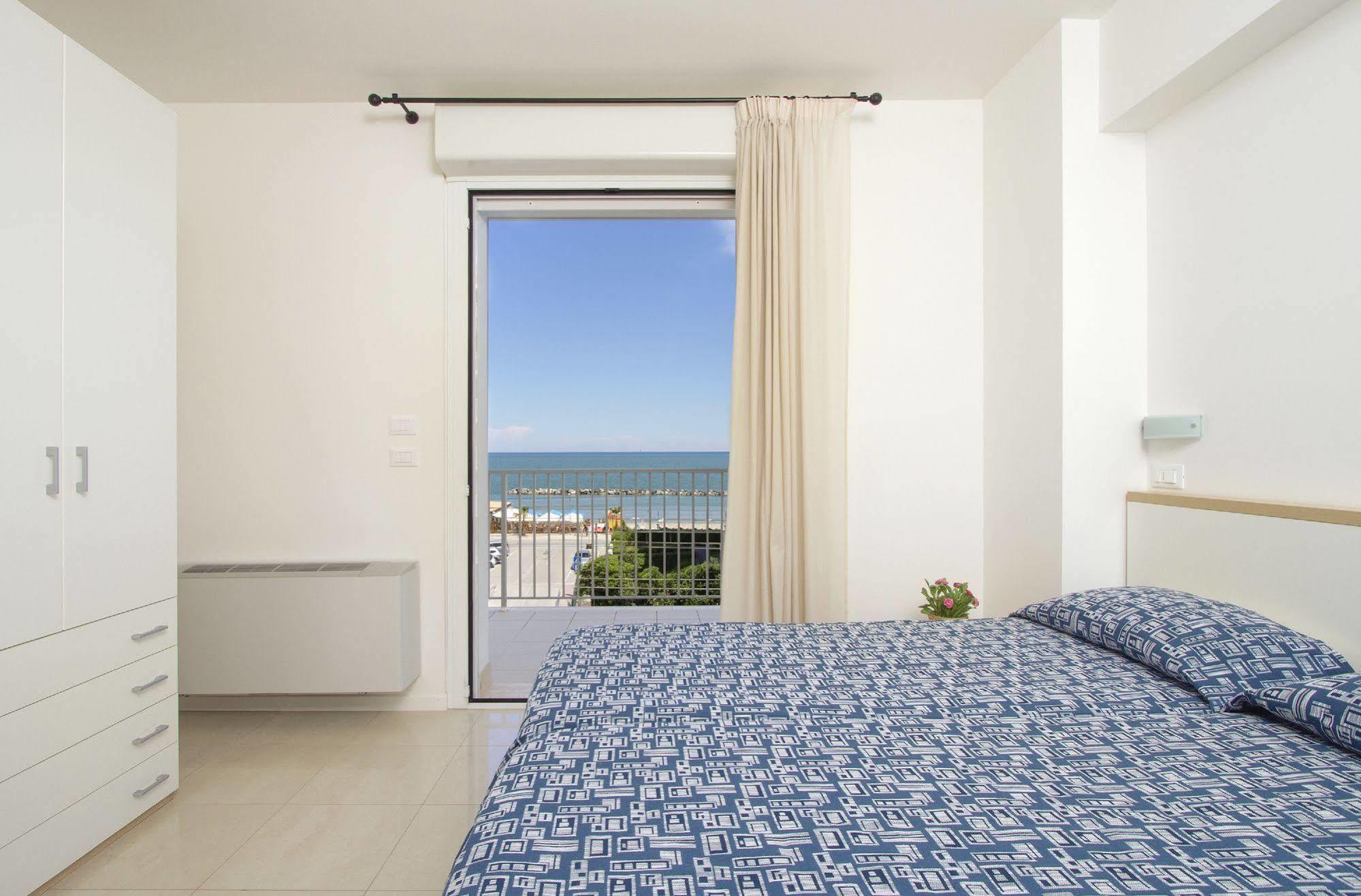 Residence I Delfini Cupra Marittima Exterior photo